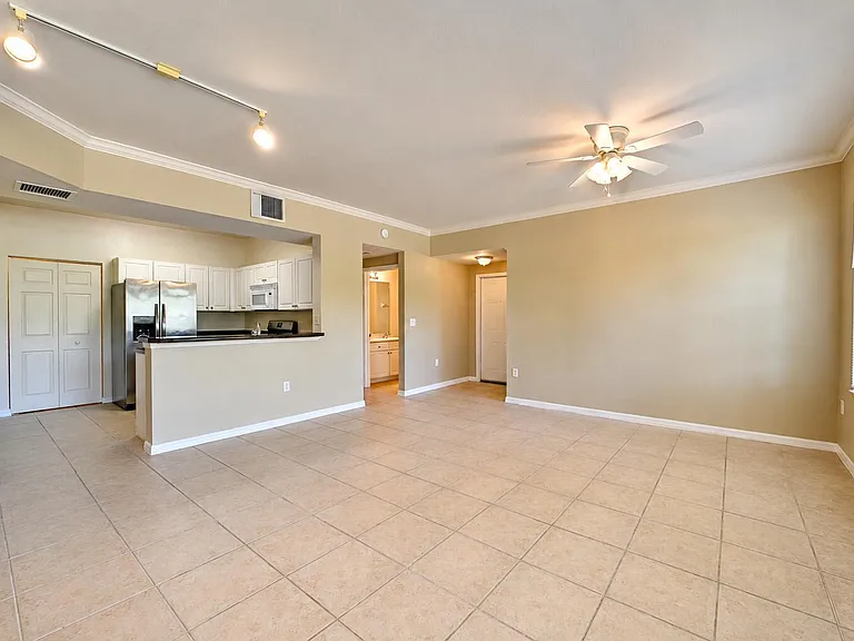 356 SE Rogers Ct — Photo 4