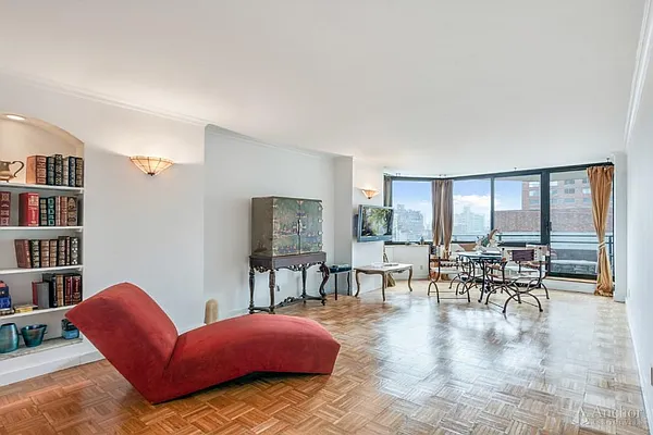 Sold by Anchor Associates | media 31