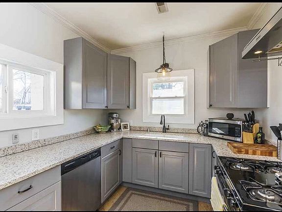 3rd image of 913 Aurora Ave