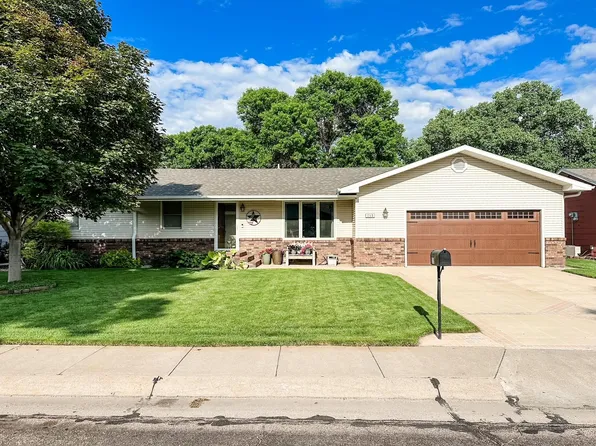 715 Dillon Ct, North Platte, NE 69101-0001