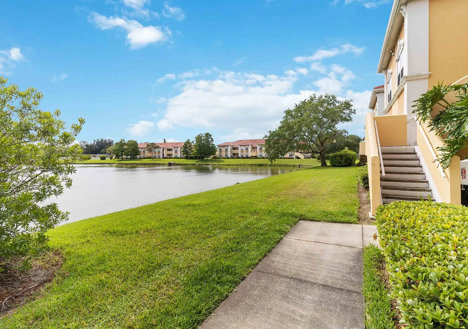 Beautiful furnished 2/2 condo with stunning water view available now for a short-term stay — Photo 1