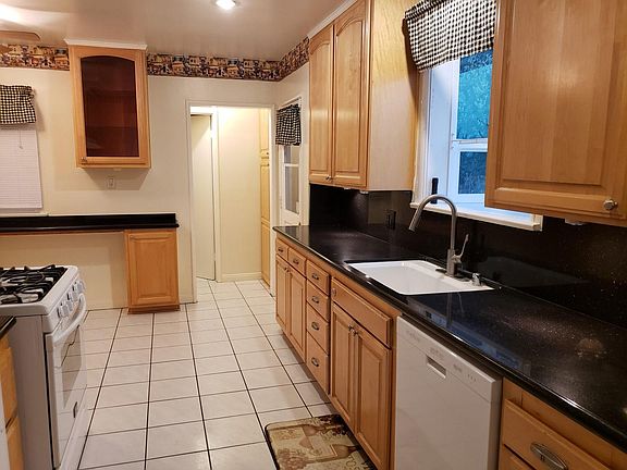 5th image of 736 Groton Dr