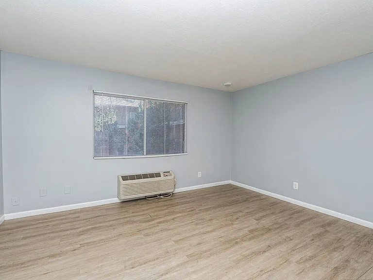 ALL UTILITIES INCLUDED $815 — Photo 17