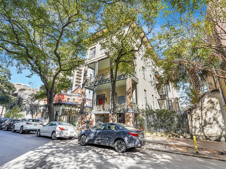 112 E Harris St — Photo 3