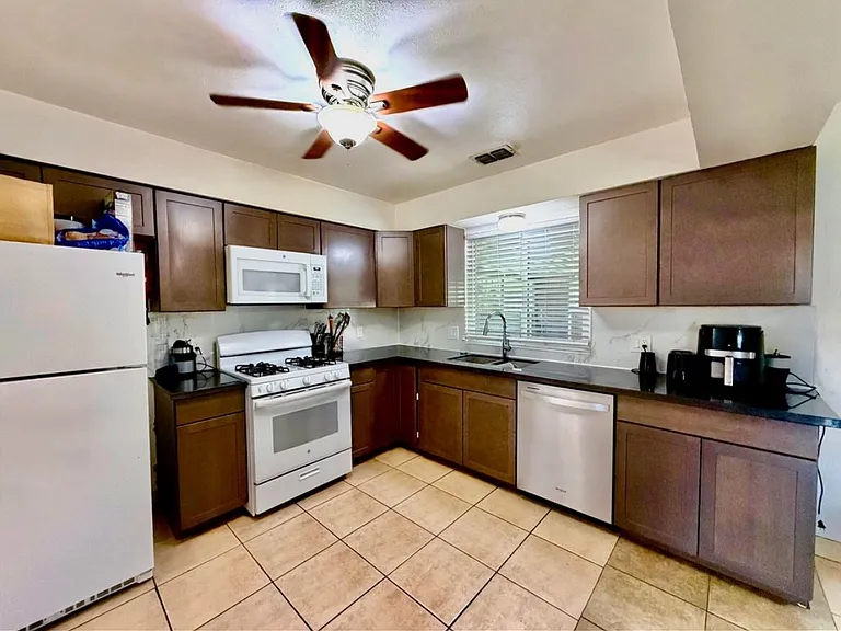 331 S Lotas St — Photo 5