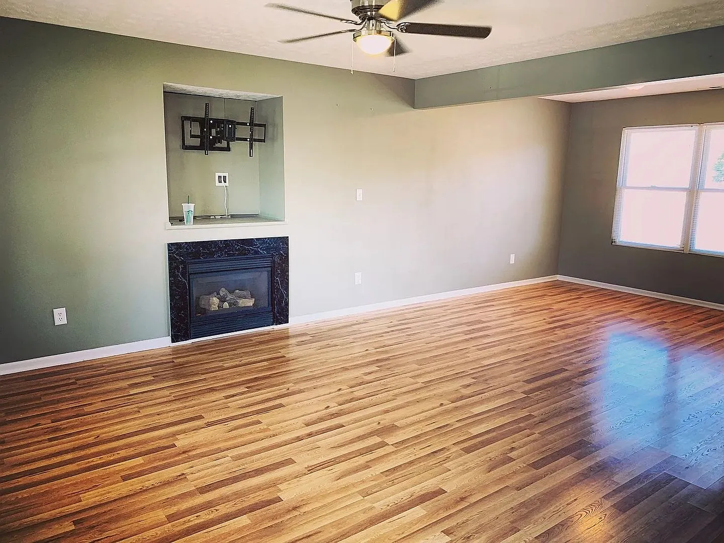 Beautiful Home in an Established Neighborhood with Open Floor Plan and Detached Garage — Photo 4
