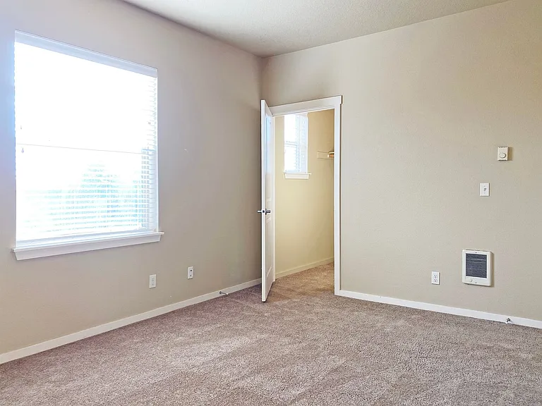 Catron Apartments - 1-3 Bedrooms 2 Bathrooms with In Unit Washer/Dryer and Internet — Photo 33