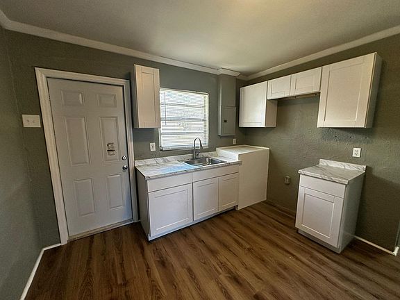 2nd image of 1403 Lotela Ave