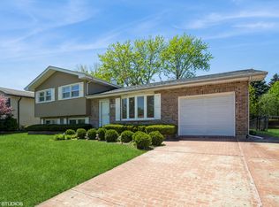 300 Wingate Dr, Schaumburg, IL 60193