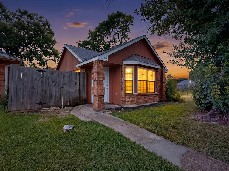 1700 Wheatfield Dr — Photo 2