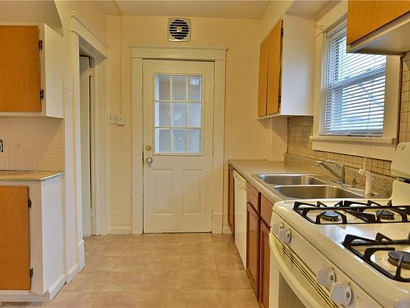 4th image of 1561 Bonnie Brae Ave NE