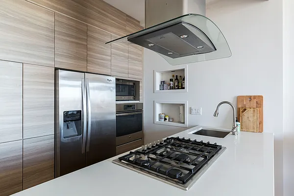 Rented by WIRE International Realty | media 10