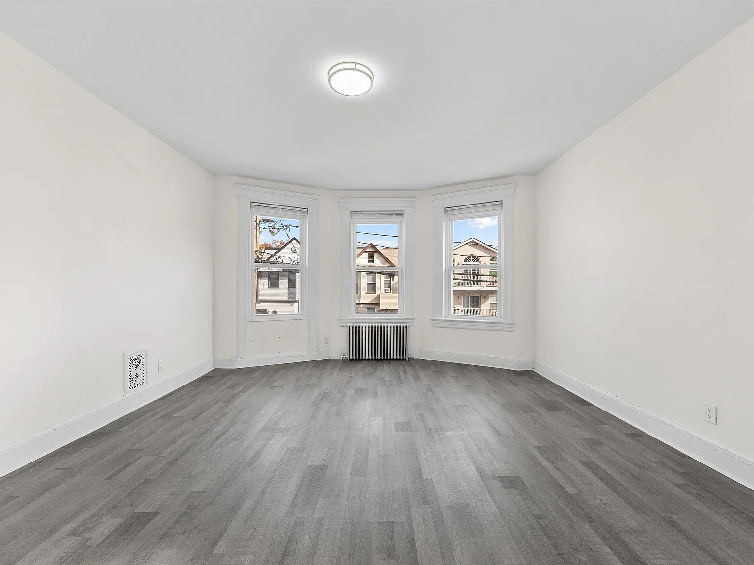 3 bed, 1.0 bath, 1200 sqft, $2,500 — Photo 2