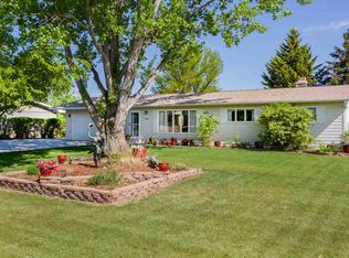 1608 Meadowlark Dr, Minot, ND 58701