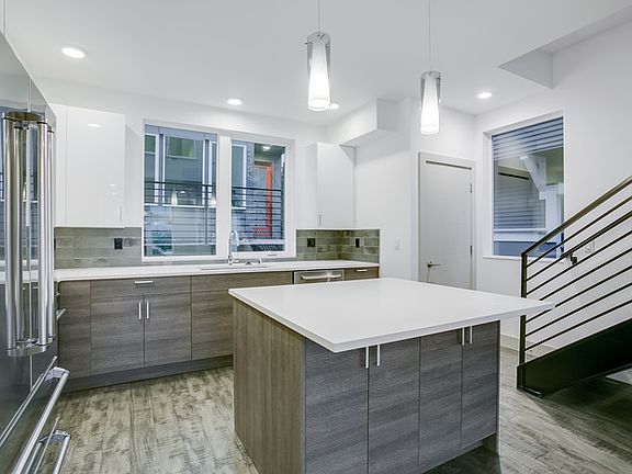 5th image of 2358 Franklin Ave E