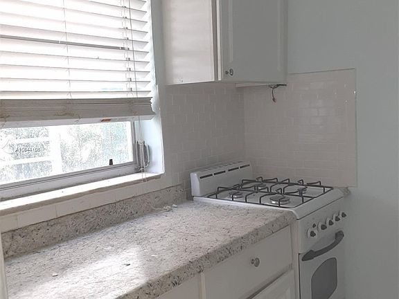 4th image of 215 30th St APT 11