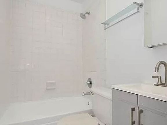 5th image of 453 W 47th St APT 4R
