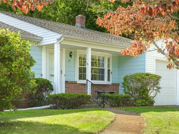 25 Ferncrest Dr E, Riverside, RI 02915