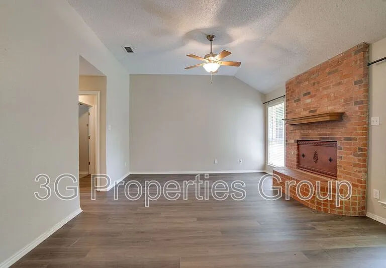 215 Linda St — Photo 6