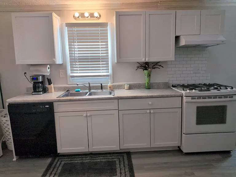 472 Washington Ave — Photo 10