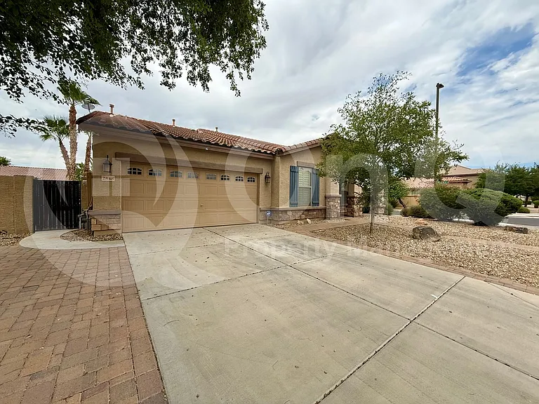 2848 E Fandango Dr — Photo 2