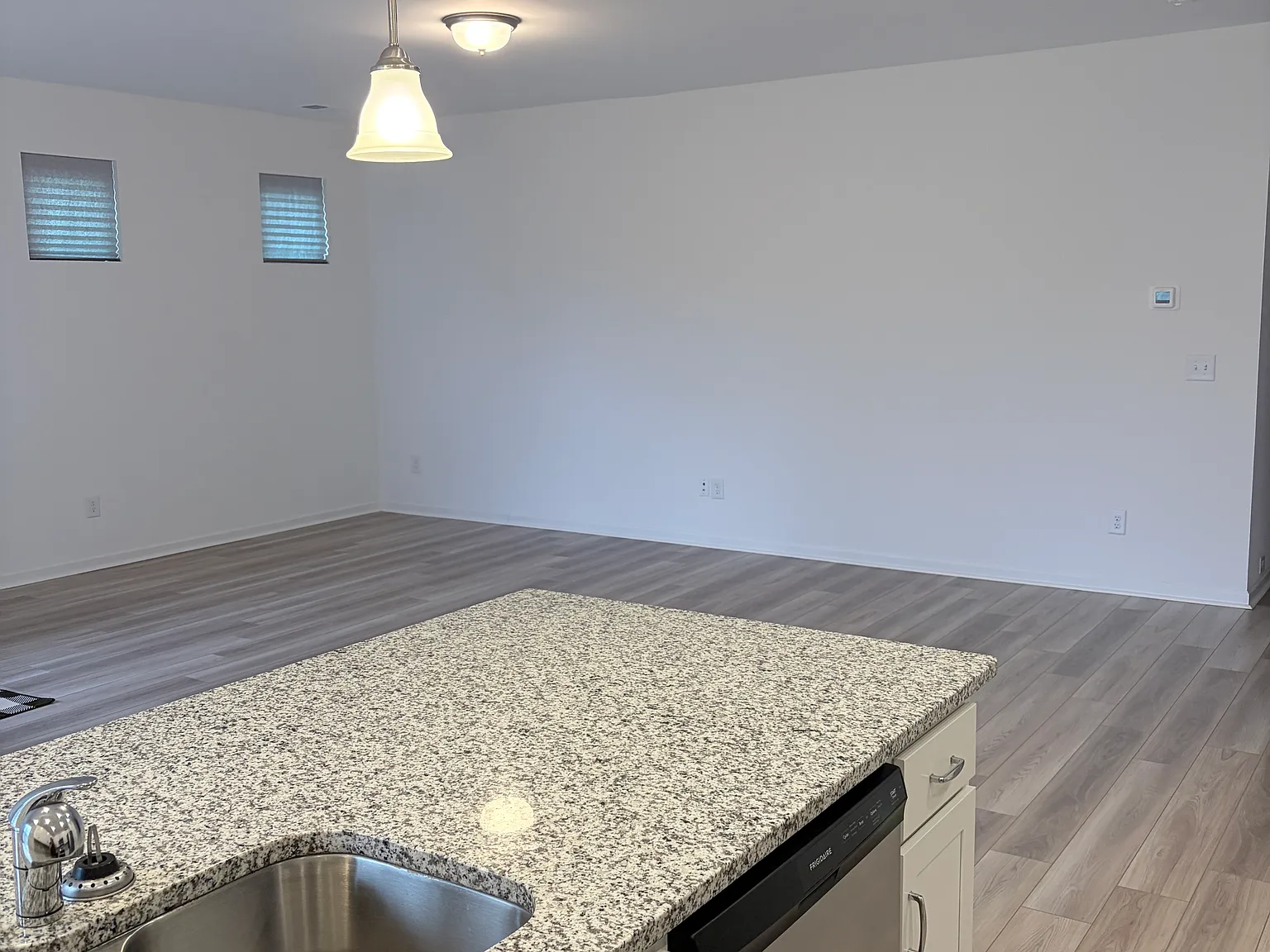 3 bed, 2.5 bath, 1952 sqft, $1,950 — Photo 4