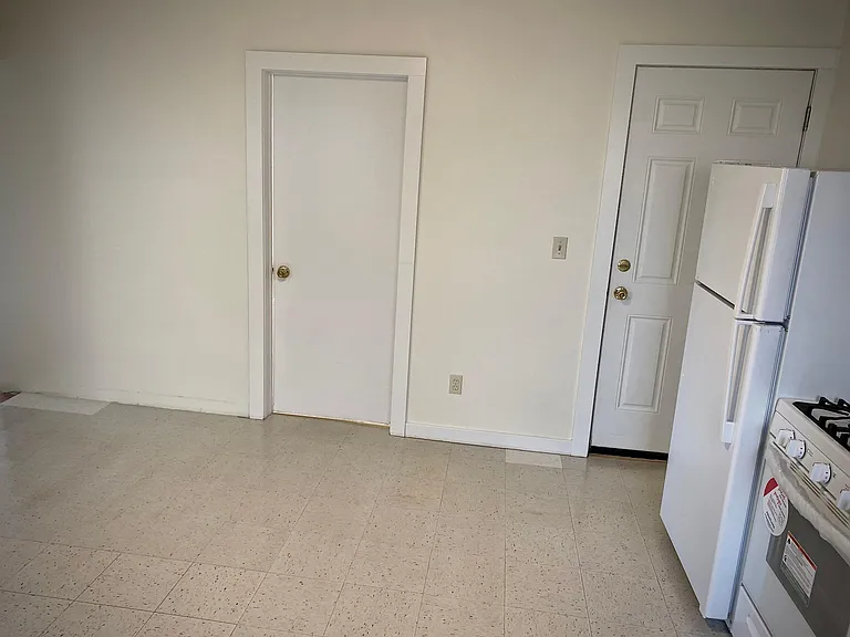 69 1/2 Meadow St #2F — Photo 4