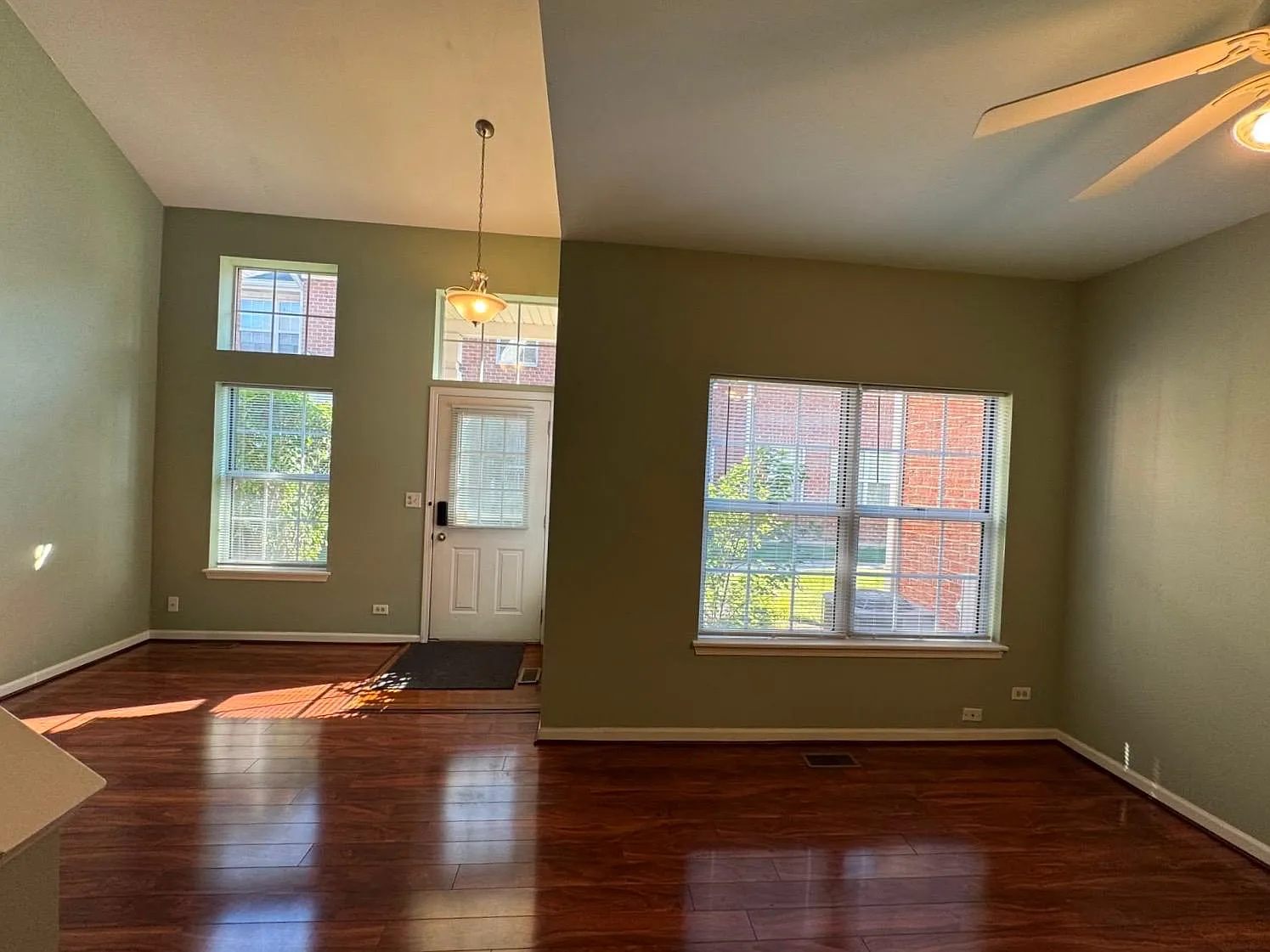 3 bed, 2.5 bath, 1306 sqft, $2,999 — Photo 4