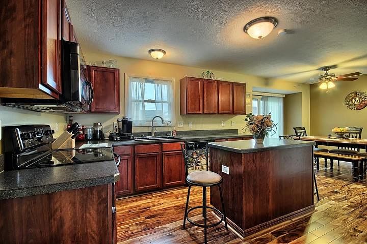 1st image of 710 Salinger Dr