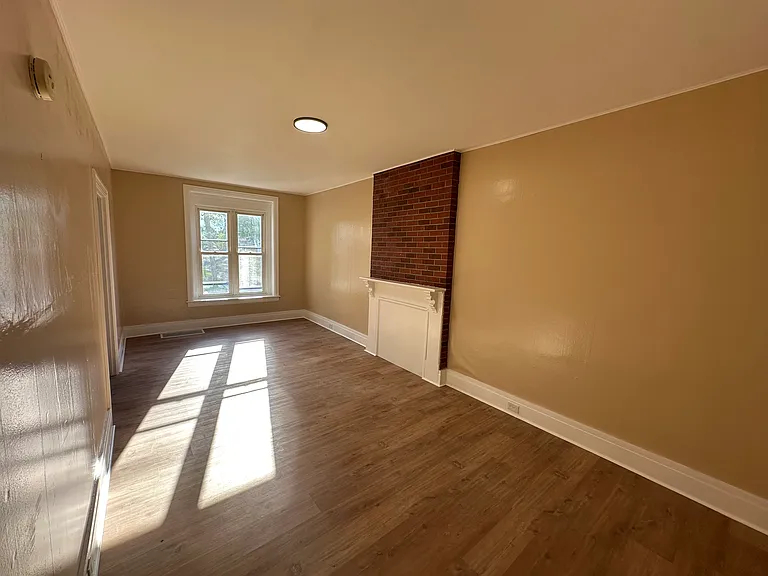 338 S 6th St — Photo 1