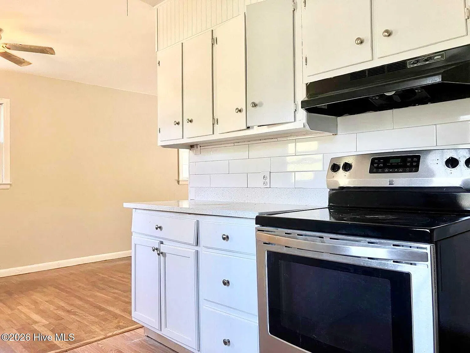 3 bed, 1.0 bath, 1025 sqft, $1,595 — Photo 2
