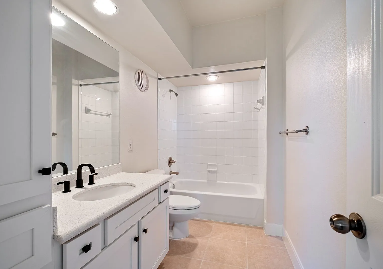 Modern Condo Living Near Downtown Austin & Movie House Theater — Photo 1