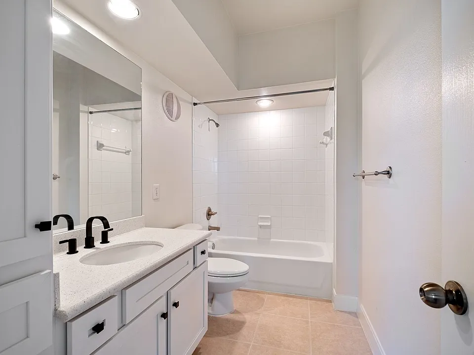7701 Rialto Blvd #637