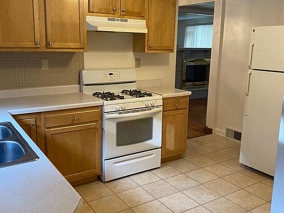 3rd image of 2814 Lincoln Way