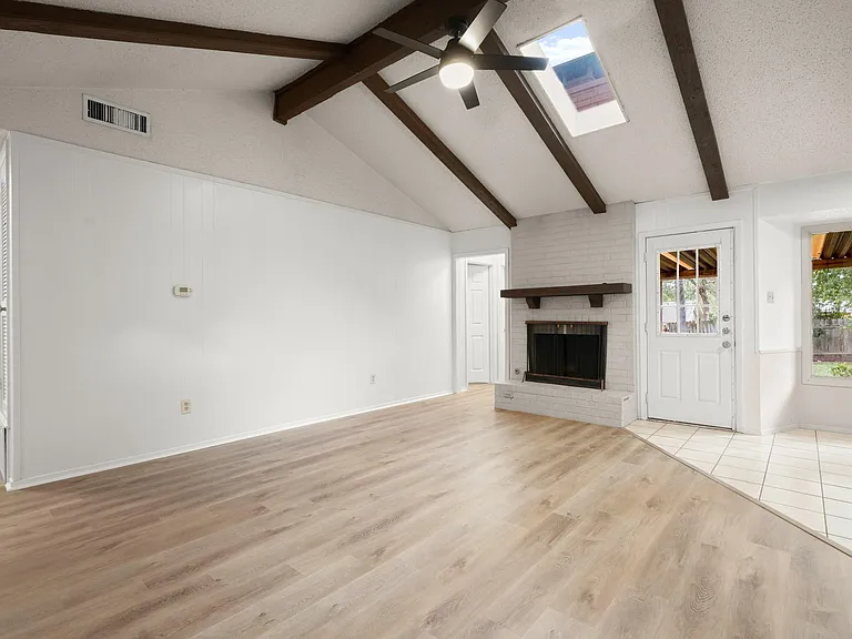 2600 Greenland Ln — Photo 2