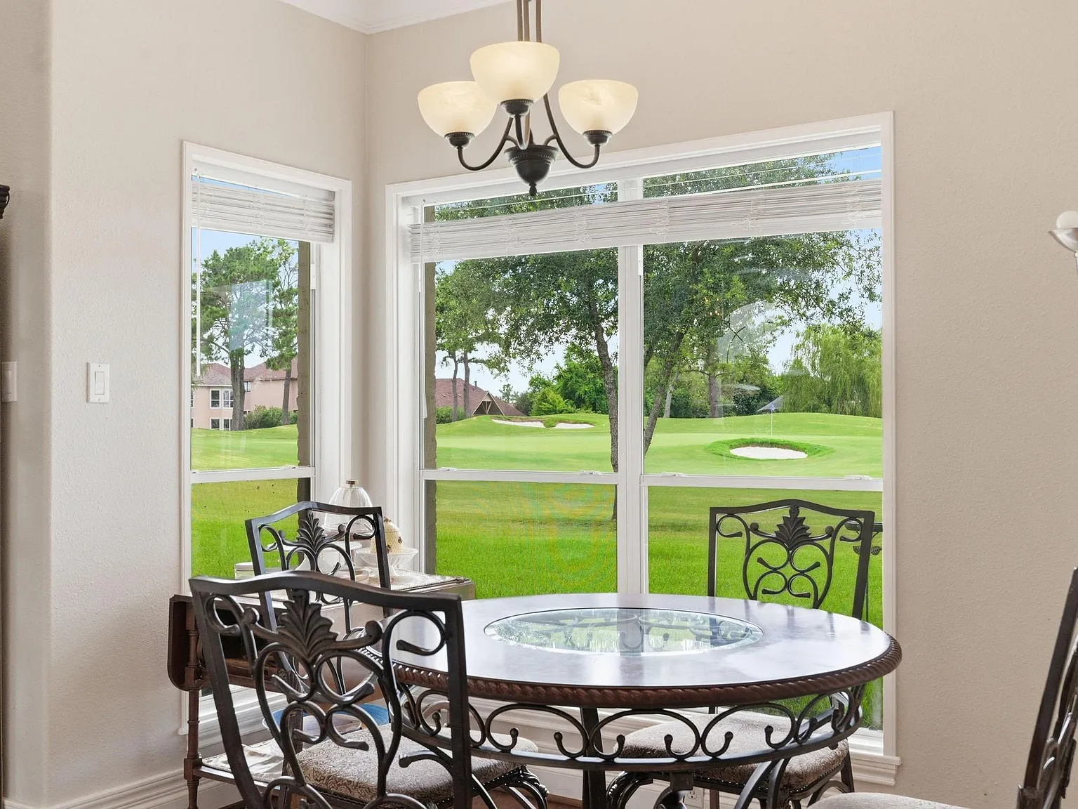5 bed, 4.0 bath, 3828 sqft, $3,990 — Photo 2
