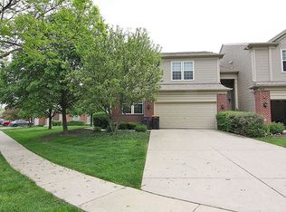 941 Elizabeth Dr #915, Streamwood, IL 60107