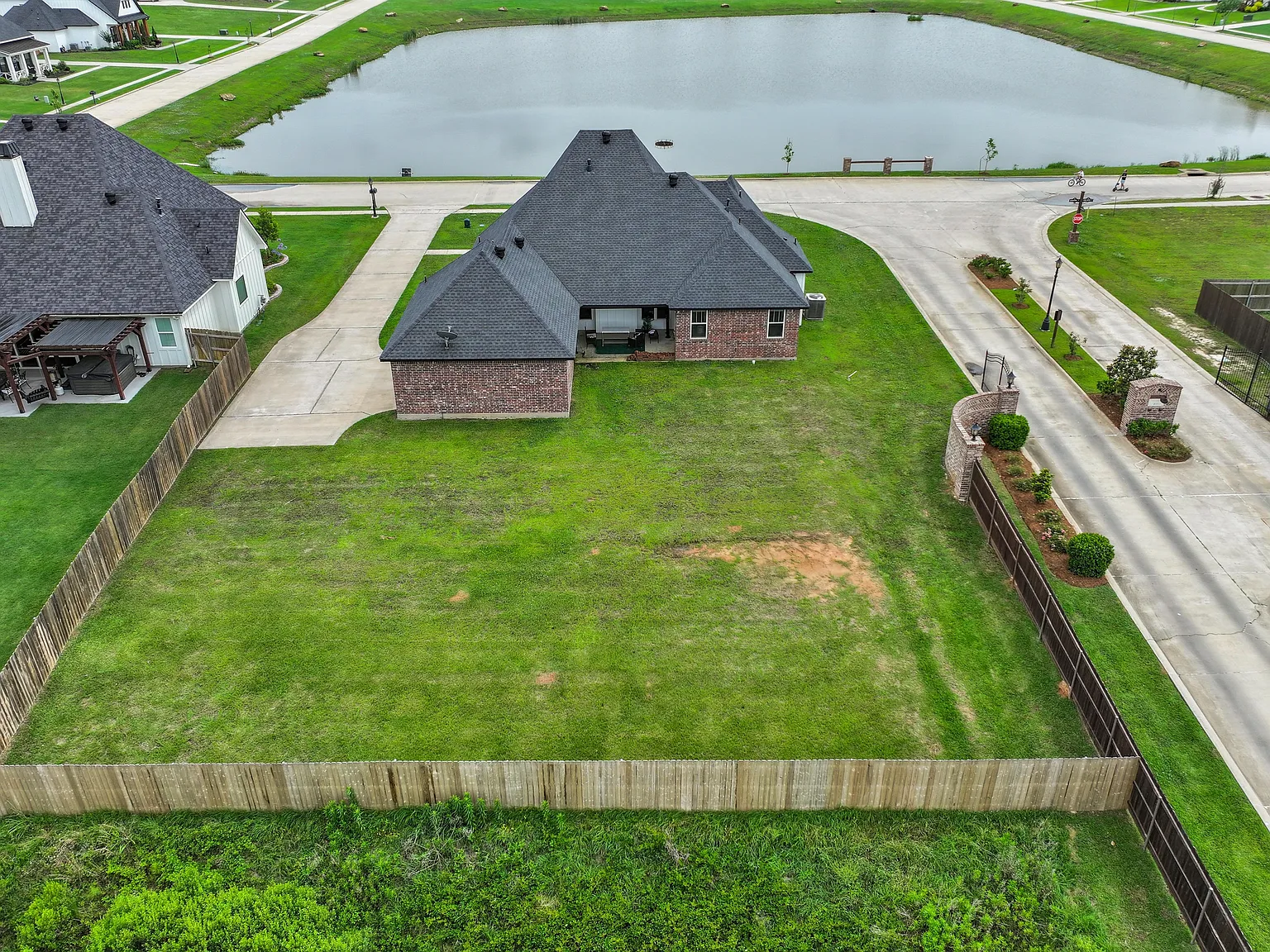 4 bed, 2.5 bath, 2500 sqft, $4,800 — Photo 3