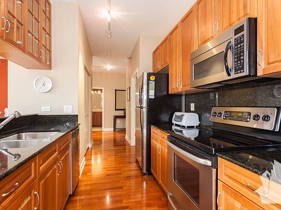 2nd image of 1322 S Prairie Ave Unit 302