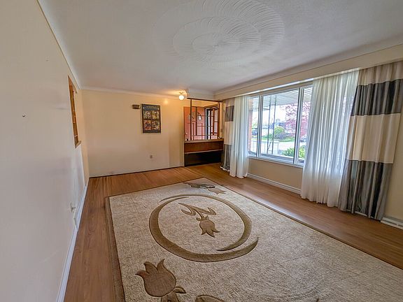 3rd image of 127 Westwood Cres #1