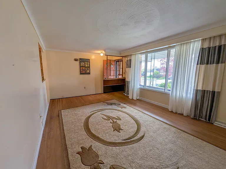 127 Westwood Cres #1 — Photo 3