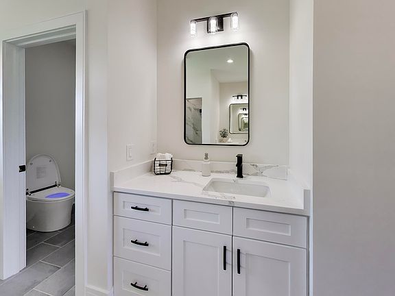 5th image of 699 Greenview Cir