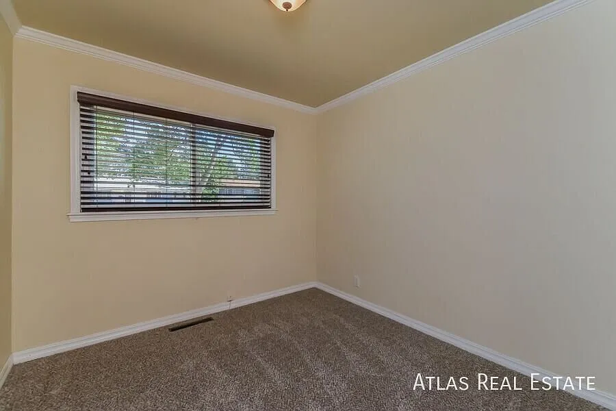 Charming 4 Bedroom 2 Bathroom Home With Basement! Free 55" Tv If Moved In By 9/15! — Photo 3