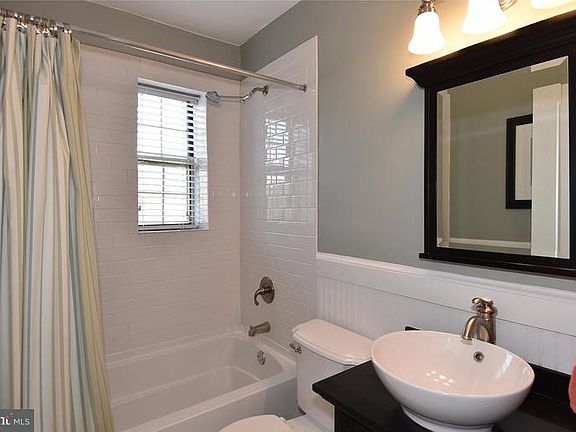 4th image of 820 S Washington St APT A226