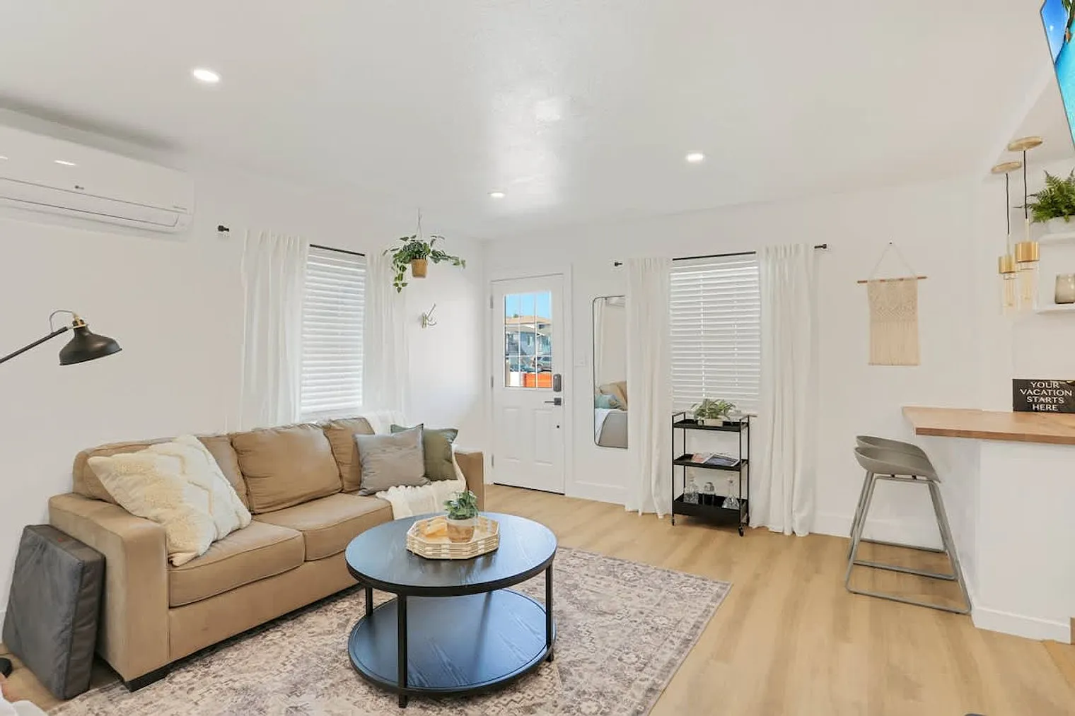 3 bed, 2.0 bath, 925 sqft, $7,233 — Photo 2