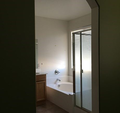 4th image of 15047 Strawberry Ln