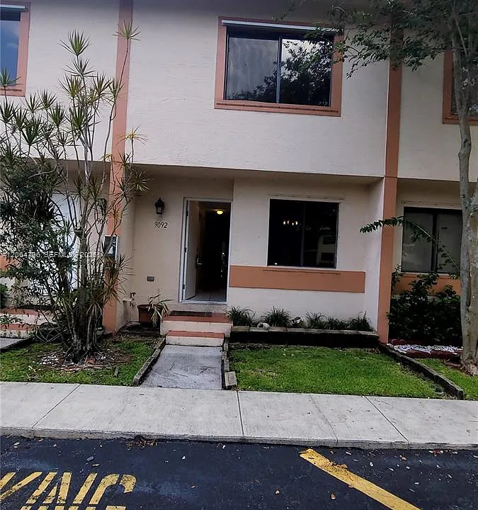 9092 NW 40th St