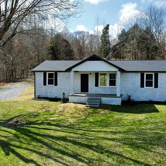 1077 Les Brown Rd — Photo 1