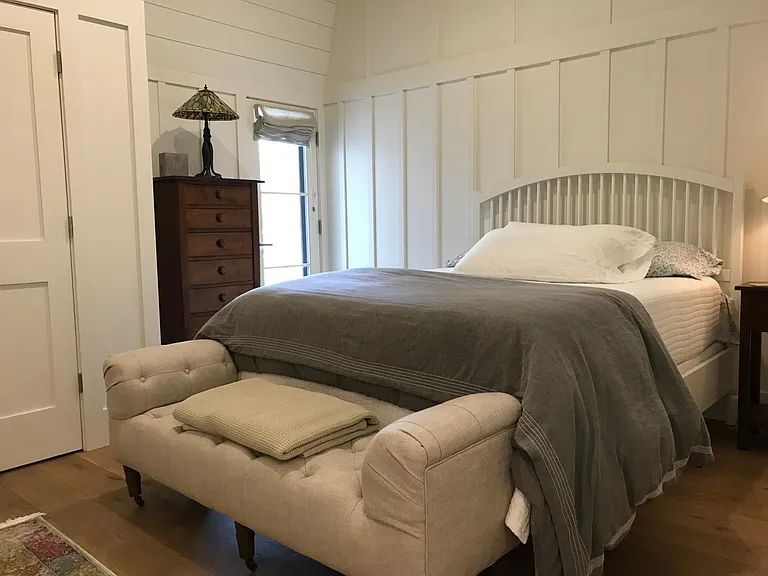Queen guestroom