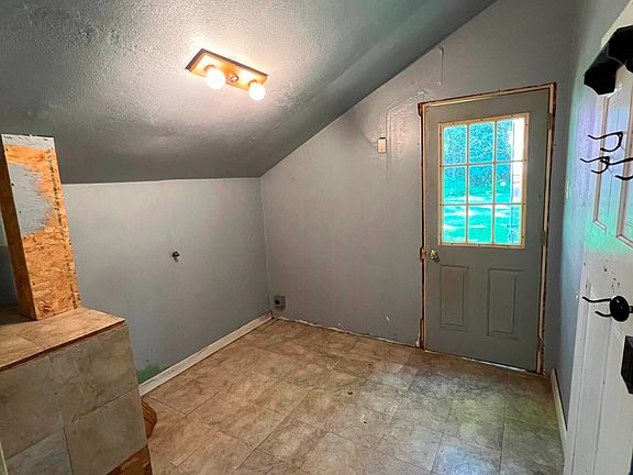 11th image of 825 Ballard St